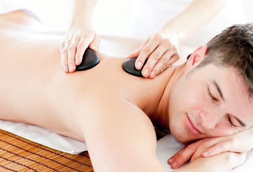 Cách massage toàn thân cho nam giới-đá nóng